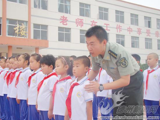 夏津县胜利希望小学学生进行军事训练